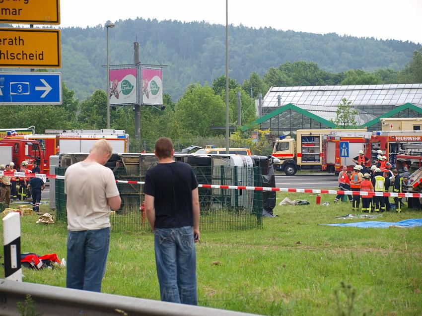 Schwerer Unfall mit Reisebus Lohmar Donrather Dreieck P295.JPG